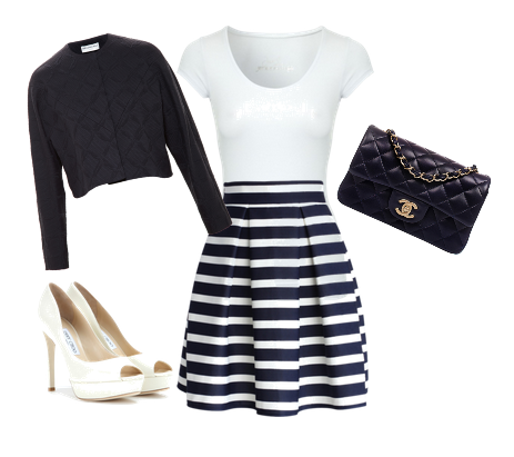 falda de rayas marineras + top básico blanco + chaqueta jacquard cropped + peep toes blancos y bolso marino con cadena dorada